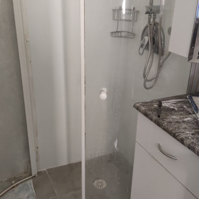 מקלחון זכוכית עם ברז ומדפים, שיפוץ חדר אמבטיה