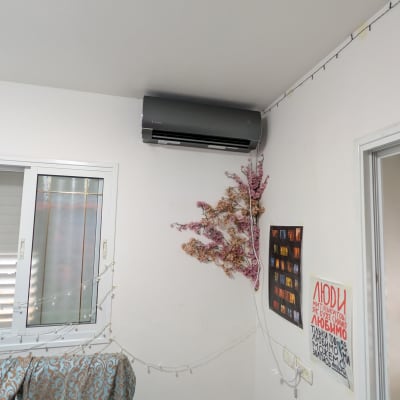מזגן מותקן על קיר בחדר עם קישוטים