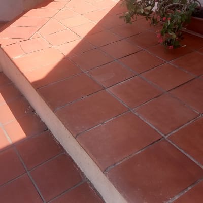 רצפת אריחים חיצונית עם סימני לכלוך קל