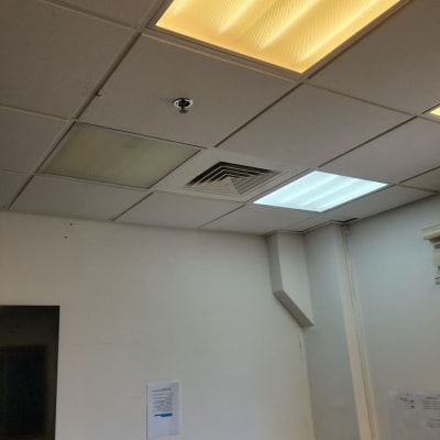 תקרת משרד עם תאורה ומערכת מיזוג אוויר