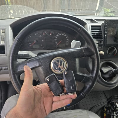 מפתחות רכב ביד מול הגה רכב