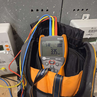 מד מתח חשמלי עם חוטים צבעוניים על לוח חשמל