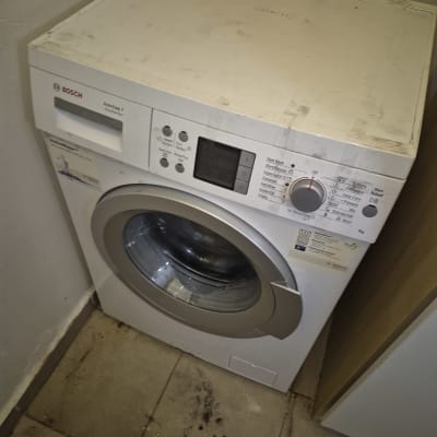 מכונת כביסה בוש עם לוח בקרה דיגיטלי