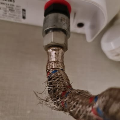 צינור מים עם חיבור מתכת במערכת אינסטלציה