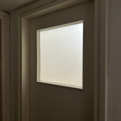 דלת עם חלון זכוכית מט