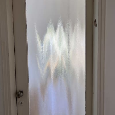 דלת עם זכוכית חלבית ומנעול מתכת