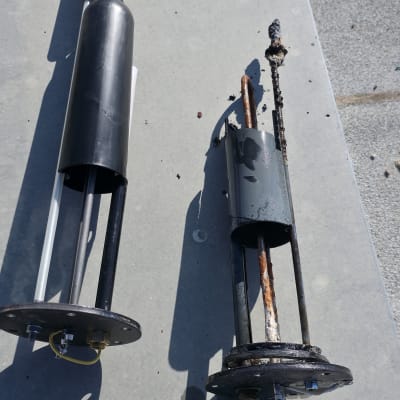 שני חלקים מתכתיים על משטח, אחד חדש ואחד חלוד