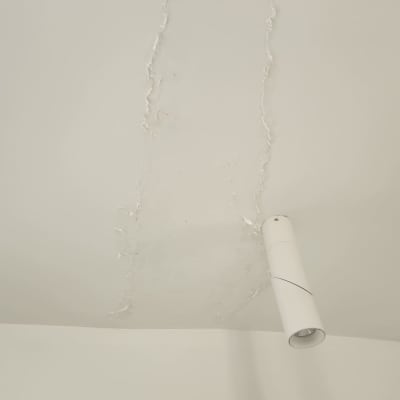 תקרה עם סימני רטיבות ותאורה לבנה