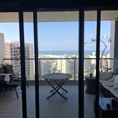 מרפסת עם דלתות זכוכית ונוף לים