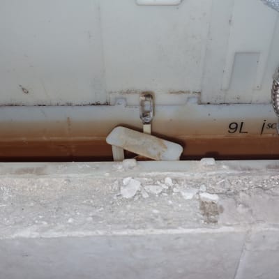 מיכל הדחה עם צינור מתכת וחלקים פנימיים