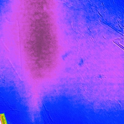 תמונה תרמית עם כתם חום על רקע כחול