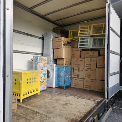 משאית הובלה עם קרטונים ורהיטים צבעוניים