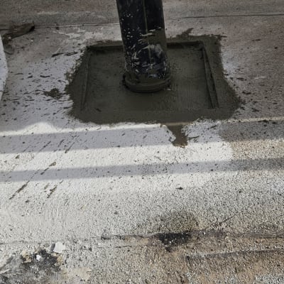 צינור אטום בבטון על גג