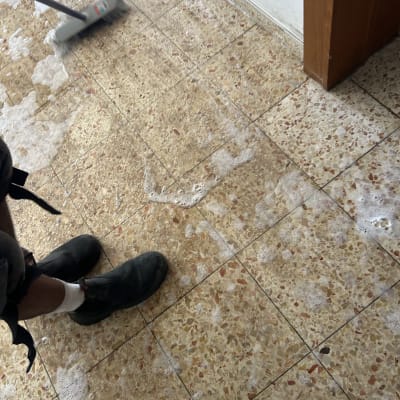 רצפה עם סבון ומטאטא בתהליך ניקוי