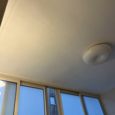 תקרה צבועה עם חלונות ותאורה