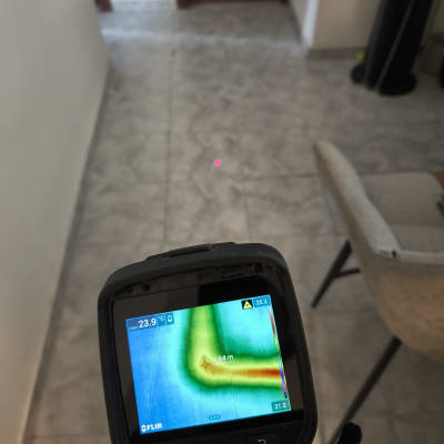 מד חום תרמי מציג נתוני טמפרטורה על רצפה