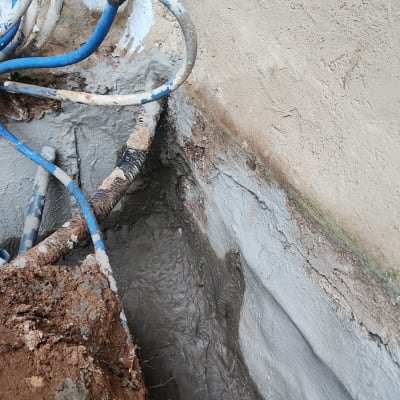 איטום קיר חיצוני עם חומר איטום אפור