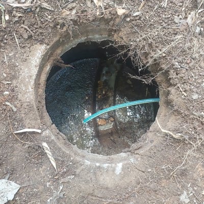 צינור מים בתוך בור פתוח באדמה