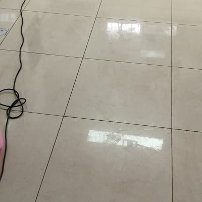 רצפה מבריקה עם כבל חשמלי ומכשיר ניקוי