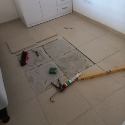 כלים לתיקון רצפה, כולל שפכטל ומברשת