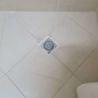 רצפת חדר אמבטיה עם ניקוז