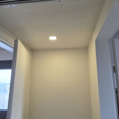 קיר צבוע עם תאורה ותקרה