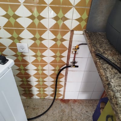 חיבור גז למכשיר במטבח עם צינור ושסתום