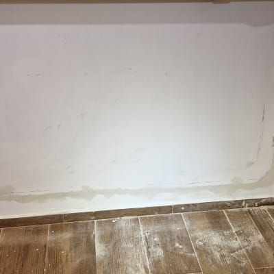 שקע חשמל על קיר עם תיקוני טיח