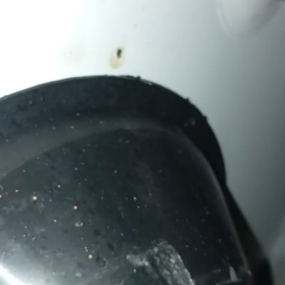 חלק ממכשיר או צינור עם לכלוך קל.