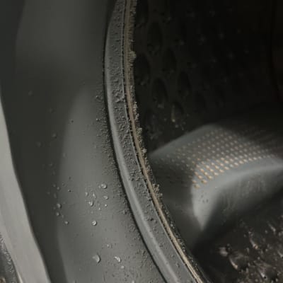 תוף מכונת כביסה עם טיפות מים על הגומי