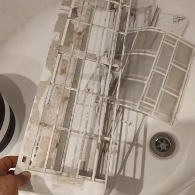 מסננים מלוכלכים של מזגן בכיור