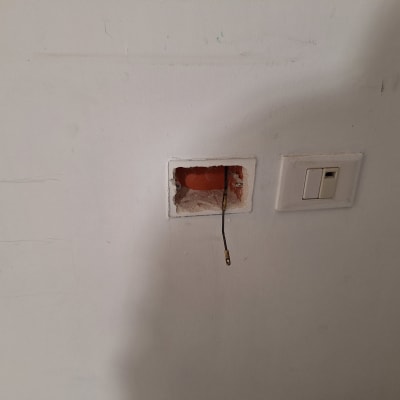 שקע חשמלי פתוח עם חוט חשמל חשוף