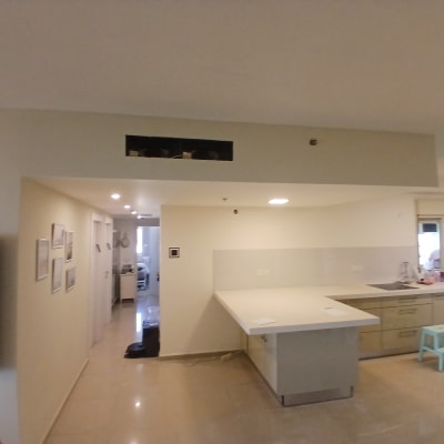 מטבח עם קיר גבס ותקרה מונמכת