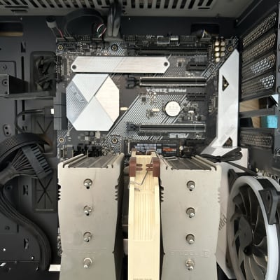 לוח אם ומאוורר בתוך מארז מחשב