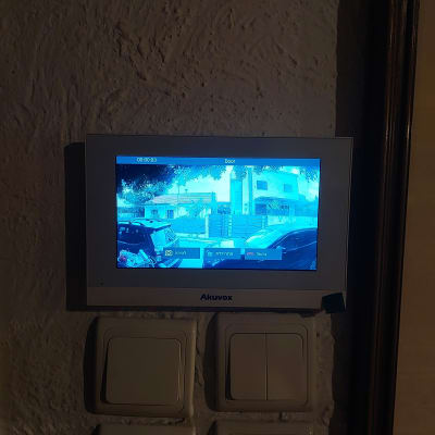 מסך אינטרקום עם תצוגת מצלמה חיצונית