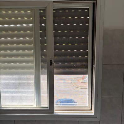 חלון אלומיניום עם תריסים סגורים למחצה