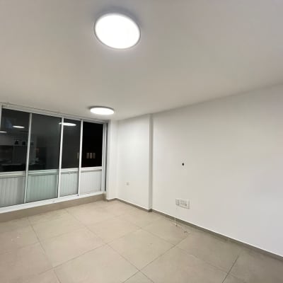 חדר צבוע בלבן עם תאורה עגולה בתקרה