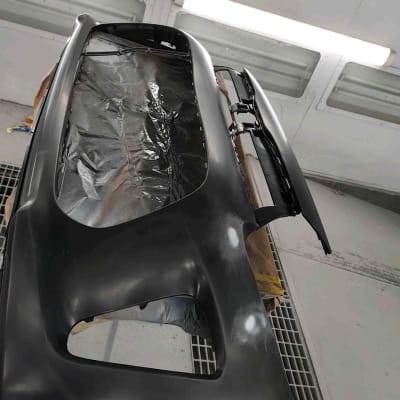 חלק רכב צבוע בתא צבע בתהליך עבודה