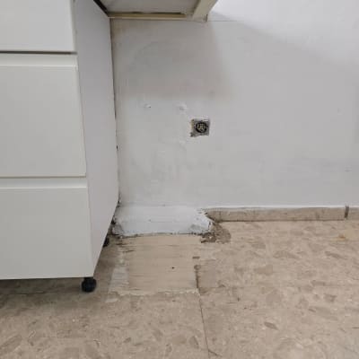 קיר עם סימני רטיבות ליד ארון מטבח