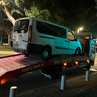 רכב על גרר בשירותי דרך בלילה