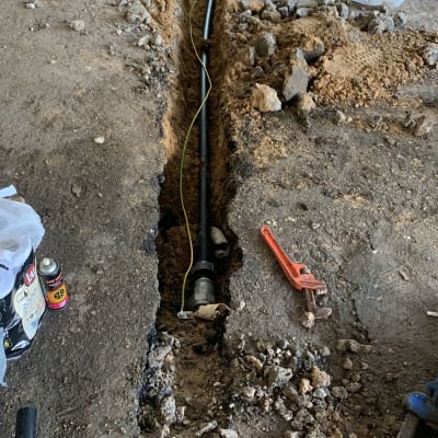 תעלה עם צינור וכלי עבודה בתחום האינסטלציה