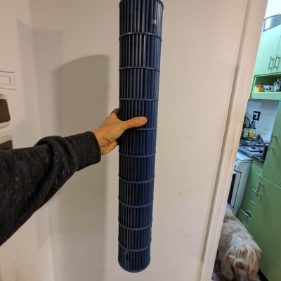 פילטר כחול של מזגן מוחזק ביד