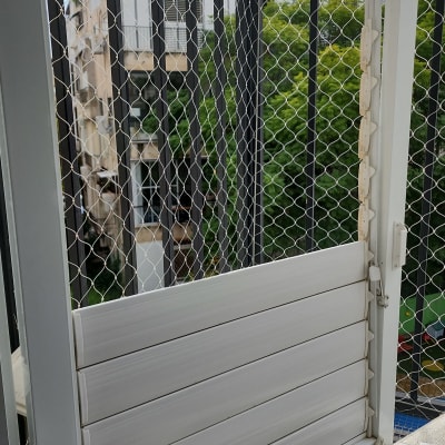 תריסים לבנים פתוחים עם רשת בטיחות