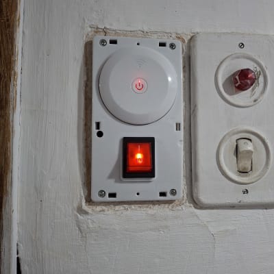מתג חשמלי עם נורית חיווי אדומה דולקת