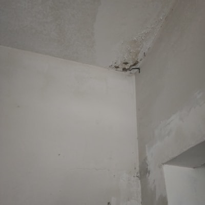 כתם רטיבות בתקרה ובקיר בפינת חדר
