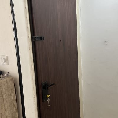 דלת עץ חומה עם ידית ומנעול