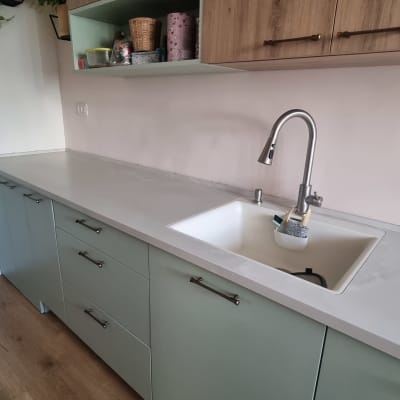 מטבח עם כיור וברז, ארונות עליונים ותחתונים