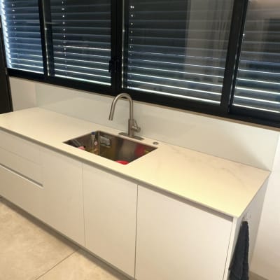 חלונות זכוכית עם תריסים סגורים במטבח מודרני