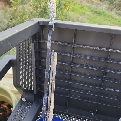 חלקי דוד שמש עם אבנית על מתכת וכיסוי כחול