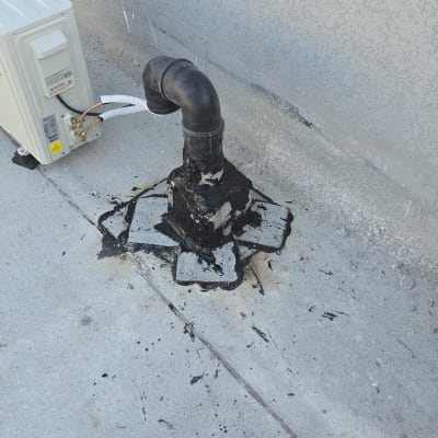 צינור אטום בזפת על גג בטון